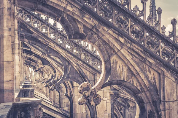 Milano Katedrali'ne çatısı