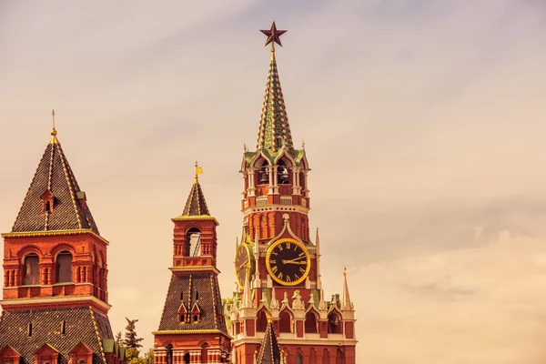 Kremlin van Moskou met de Spasskaya-toren — Stockfoto