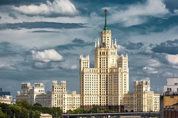 Kotelnicheskaya edificio argine a Mosca — Foto Stock