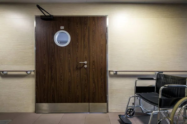 Tekerlekli sandalye ile hastane odasına giriş — Stok fotoğraf