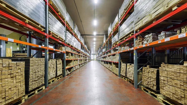 Mallar büyük depoda.