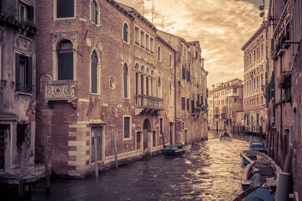 El canal en Venecia, Italia — Foto de Stock