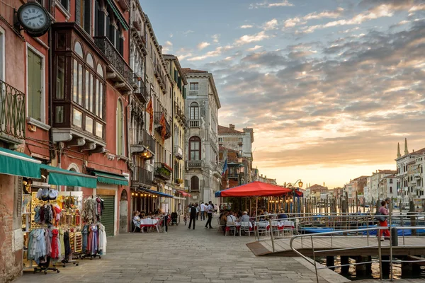 La vieja calle de Venecia al atardecer — Foto de Stock