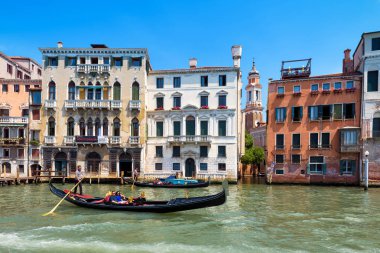 Gondol Venedik, büyük kanal boyunca yüzen