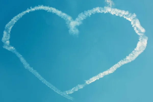 Un cœur dans le ciel bleu des avions — Photo
