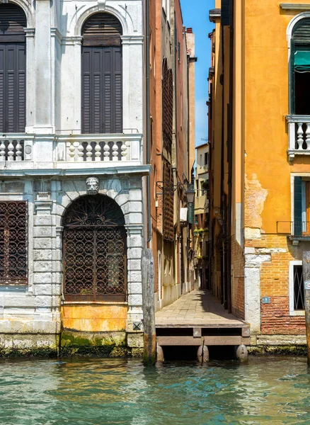 Uma rua estreita em Veneza, Itália — Fotografia de Stock
