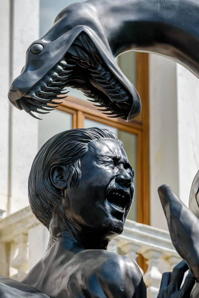 Venedik Damien Hirst tarafından heykel — Stok fotoğraf