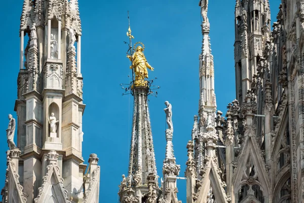 Madonnina au sommet de la cathédrale de Milan — Photo