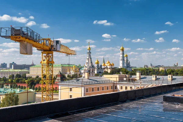 Современное городское строительство в центре Москвы — стоковое фото