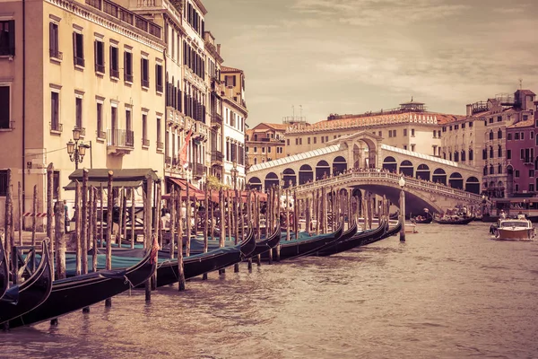 Gran Canal con el Puente de Rialto en Venecia, Italia — Foto de Stock