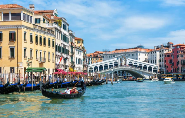 Venedik'teki Rialto Köprüsü ile Grand Canal