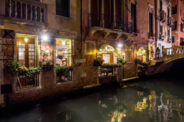 Hermosa antigua calle estrecha por la noche en Venecia —  Fotos de Stock