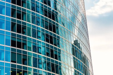 Modern bir gökdelen gökyüzü ve Binalar yansıtılır