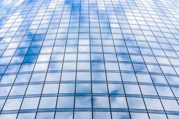 Modern bir gökdelen gökyüzü yansıtılır