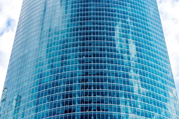 Modern bir gökdelen gökyüzü yansıtılır