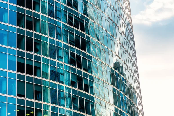 Modern bir gökdelen gökyüzü ve Binalar yansıtılır