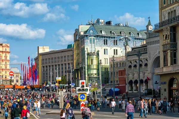 Ludzie świętują dzień miasta w centrum Moskwy — Zdjęcie stockowe