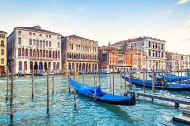 Büyük Kanal ile Venedik'te gondol