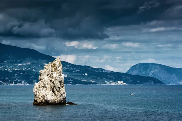 Скала Парус в Черном море в Крыму — стоковое фото