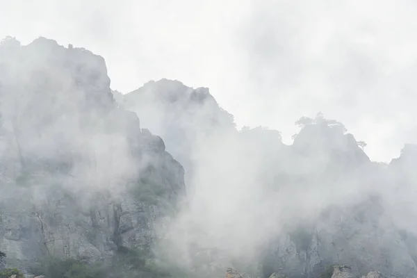 Гора Демерджи с низкими тучами, Крым — стоковое фото