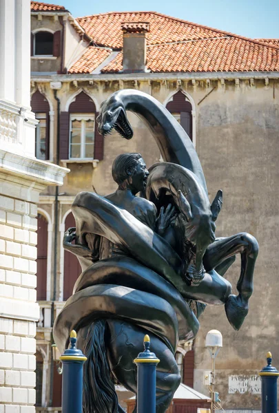 Venedik Damien Hirst tarafından heykel — Stok fotoğraf