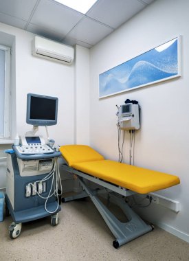 Mobil hastane yatağında tıbbi aletleri ile