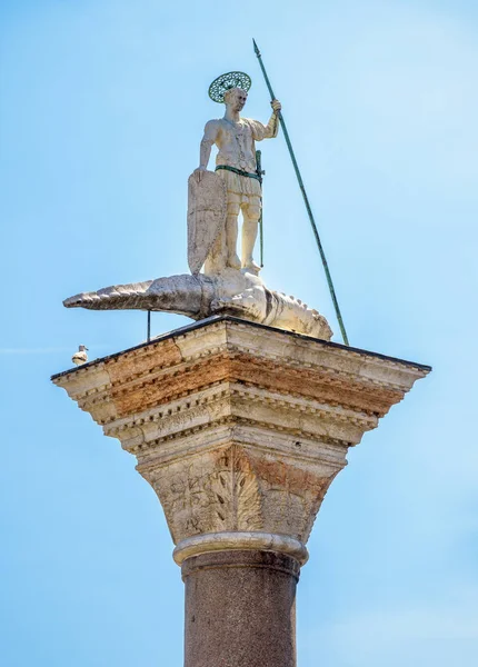 Piazza San Marco Venedik tarihinde St Theodore heykeli — Stok fotoğraf