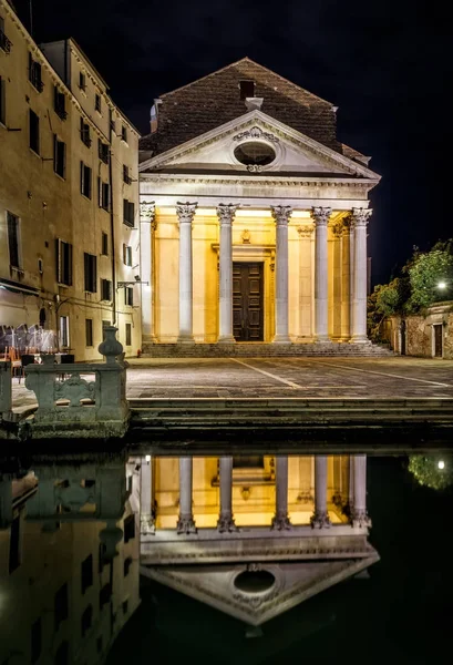 La vieja iglesia de noche en Venecia — Foto de Stock