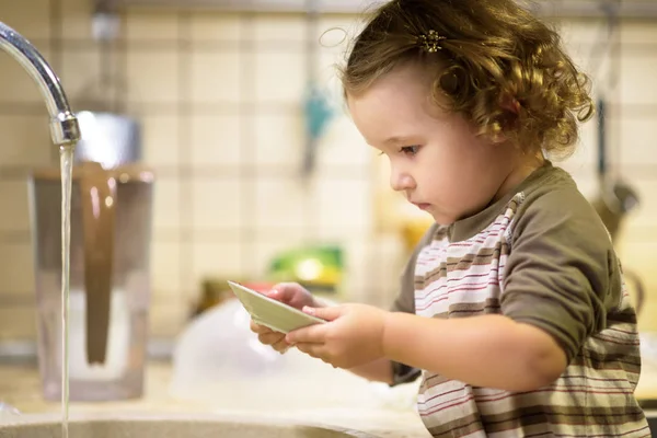Roztomilá dívka dvou let je mytí nádobí — Stock fotografie
