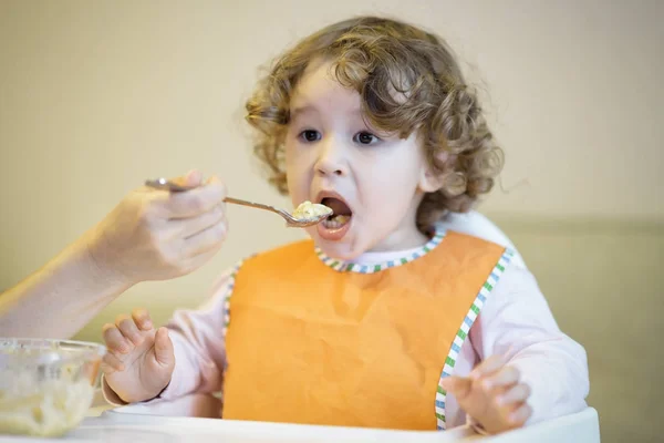 Kleines Kind isst Brei — Stockfoto