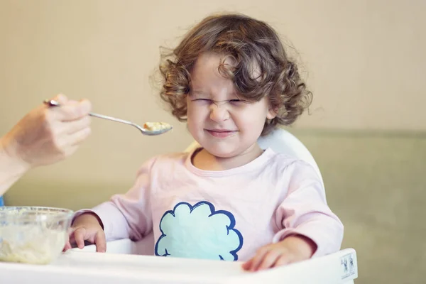 Mutter füttert das Baby mit einem Löffel — Stockfoto