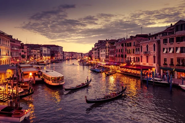 Gran Canal con góndolas por la noche en Venecia — Foto de Stock