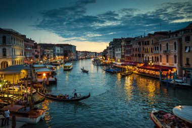 Grand Canal gece gondol Venedik ile