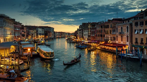 Grand Canal dengan gondola di malam hari di Venesia — Stok Foto