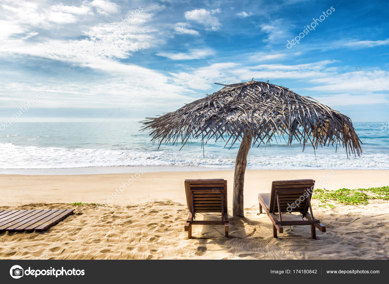 Lits De Plage Avec Parasol Sur La Plage Tropicale