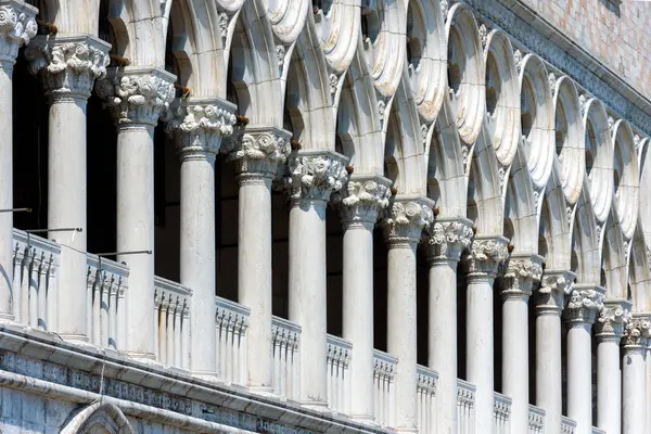 イタリア、ヴェネツィアのドゥカーレ宮殿のファサード — ストック写真