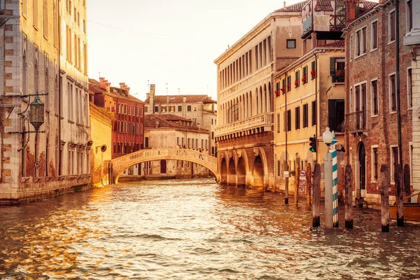 Canal en Venecia al atardecer, Italia — Foto de Stock