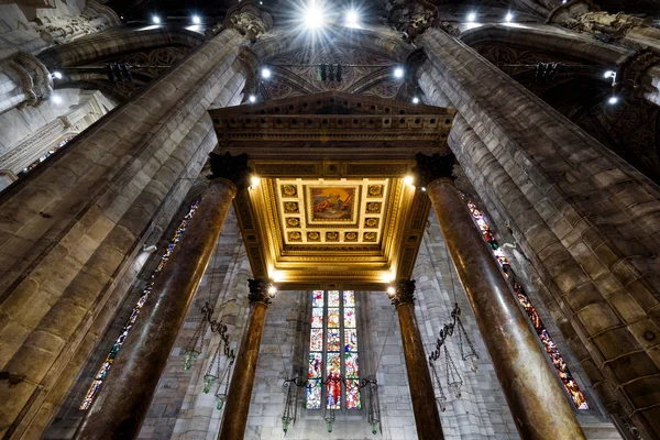 Křtitelnice Milan katedrála, Itálie — Stock fotografie