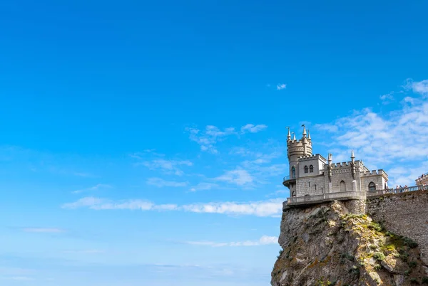 El castillo del Nido de la golondrina sobre la roca en la Crimea —  Fotos de Stock
