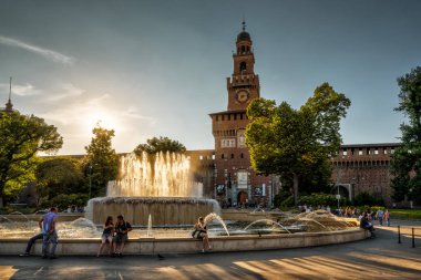 Gün batımında Castello Sforzesco, Milano, İtalya