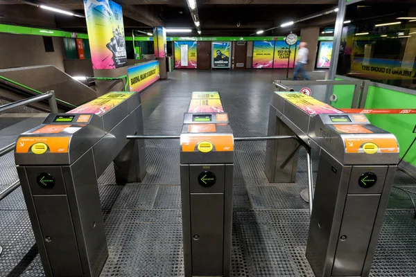 Metro istasyonu girişi, Milano, İtalya — Stok fotoğraf