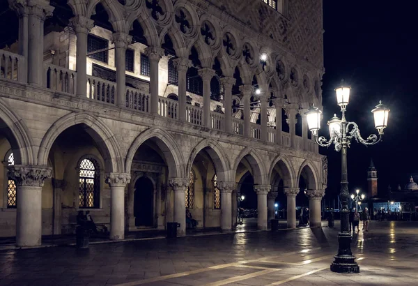 Palazzo Ducale in Piazza San Marco di notte a Venezia — Foto Stock