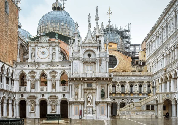 イタリア、ヴェネツィアのドゥカーレ宮殿の中庭 — ストック写真