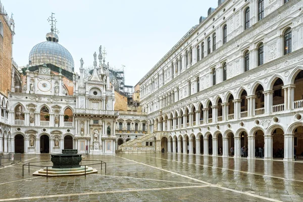 Gården i Dogepalatset i Venedig, Italien — Stockfoto