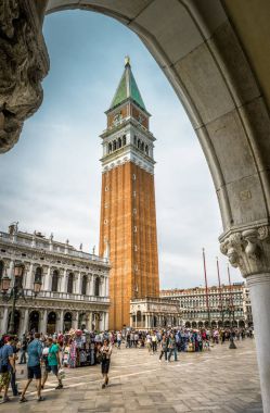 Venedik, İtalya - 19 Mayıs 2017: Campanile Piazza San Marco (San Marco Meydanı). Venedik ana Meydanı bu. Görünüm Doge Sarayı.