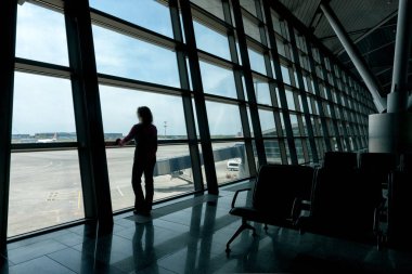 Gezgin Havaalanı terminal pencereden dışarı bakar