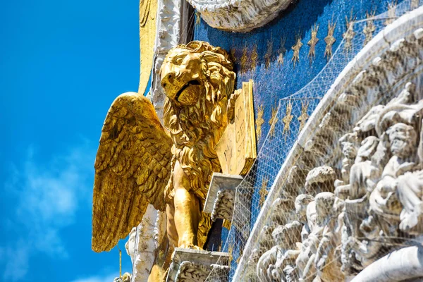 Förgyllda Lejonet på i Markuskyrkan i Venedig — Stockfoto