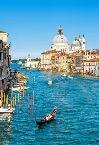 Góndola en el gran canal en Venecia, Italia — Foto de Stock