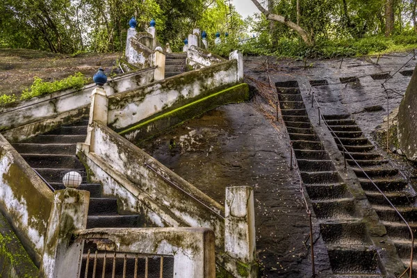 Escadaria antiga no templo de rocha budista — Fotografia de Stock