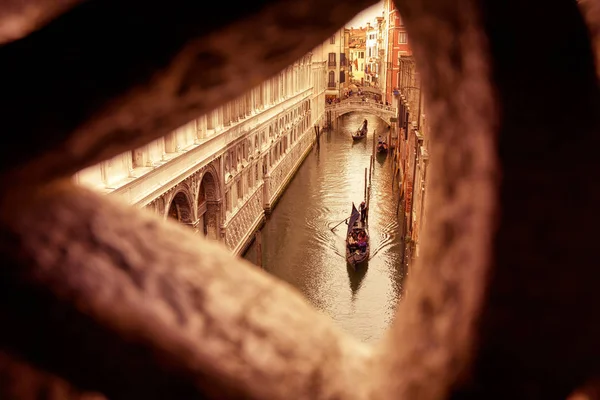 从总督在威尼斯的宫殿的叹息桥看 — 图库照片